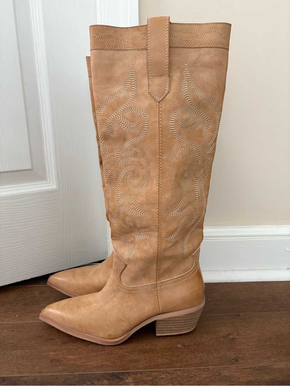 SHU SHOP Tan Embroidered Women’s Western Cowboy Boots Size 8